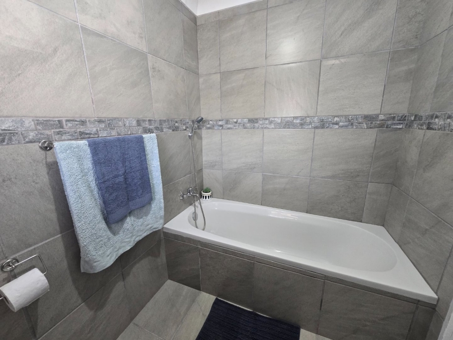 2 Bedroom Property for Sale in Pelican Park Western Cape